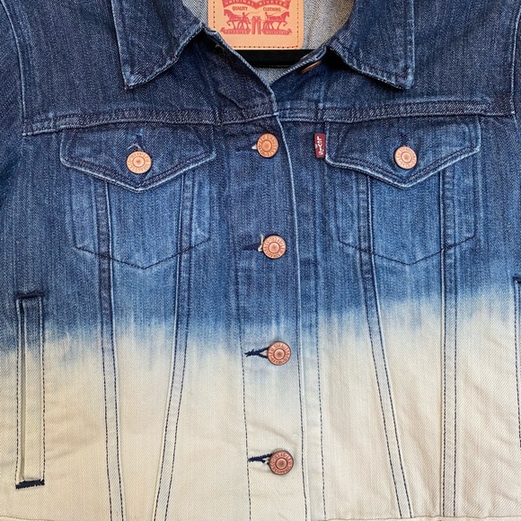 Levi’s Cropped Bleached Denim Jacket - SM - Picture 3 of 5
